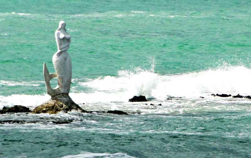 Escultura na praia da Sereia em Maceió