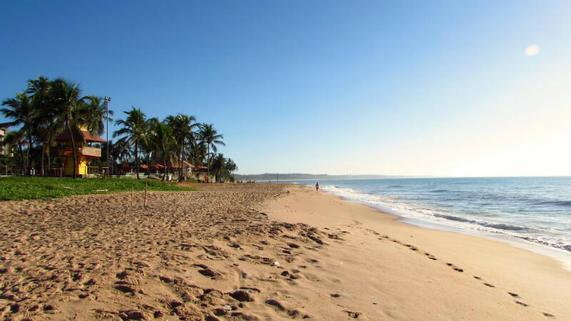 Extensa faixa de areia da Praia de Jatiúca em Maceió