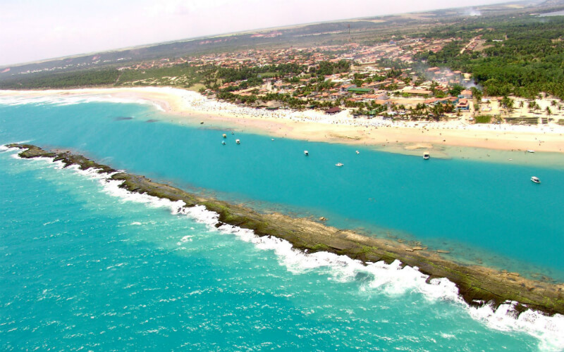 Vista aérea da praia do Francês em Maceió