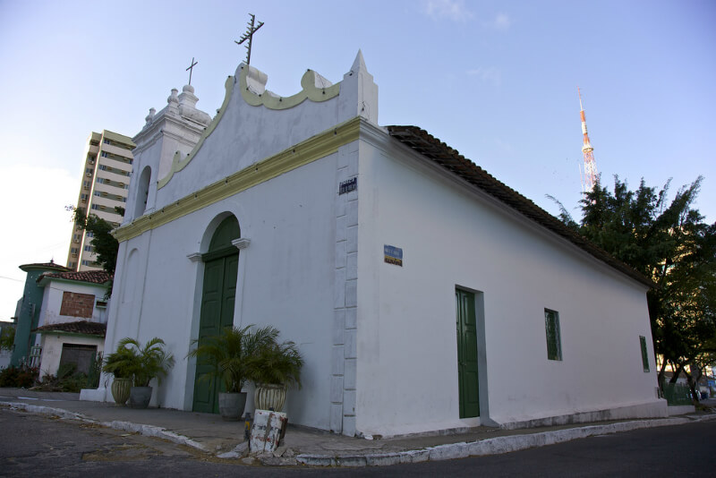 Igreja São Gonçalo em frente ao Mirante São Gonçalo em Maceió