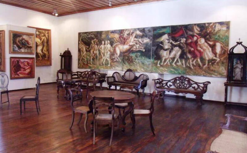 Obras de arte e móveis antigos no Museu Pierre Chalita em Maceió