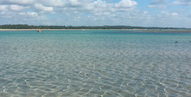 Mar cristalino da praia de São Miguel dos Milagres em Maceió
