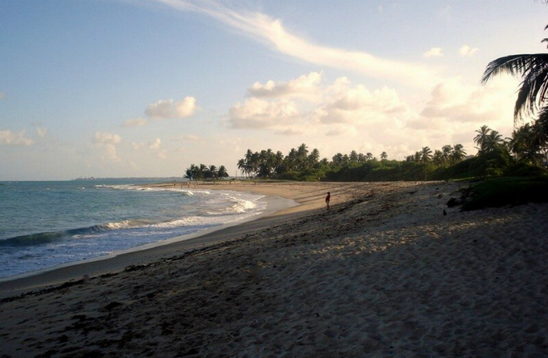 Extensa faixa de areia da praia de Garça Torta em Maceió