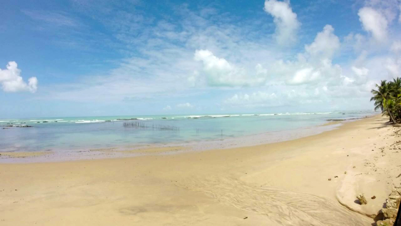 Extensa faixa de areia da praia de Riacho Doce em Maceió