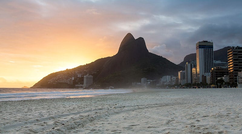 Pôr do sol na Praia de Copacabana do Rio de Janeiro